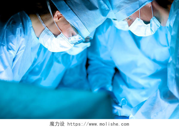 手术室里的外科小组亚洲医生外科医生手术